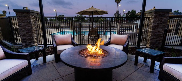 King Suite. Free Breakfast. Pool. Shared BBQ. Great for Business Travelers!