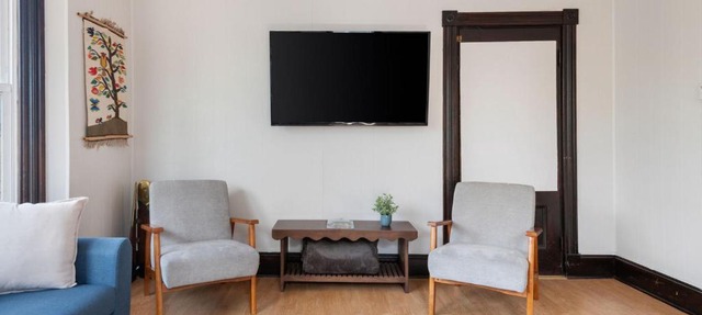 Knock on Wood - Airy Charm in Heart of Downtown