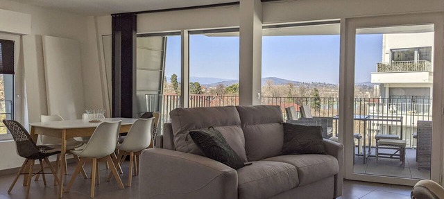 La Plume apartment with parking and lake view