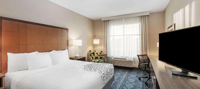 La Quinta Inn & Suites by Wyndham Kansas City Beacon Hill