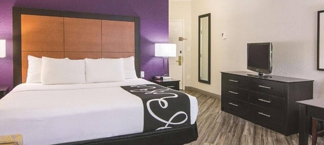 La Quinta Orlando | Executive King | Free Shuttle & Breakfast | Pool | Near MCO
