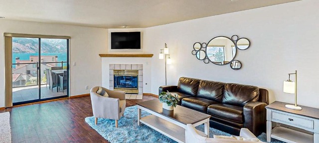 Lake Chelan Shores: Lakeside Luxury #19-5
