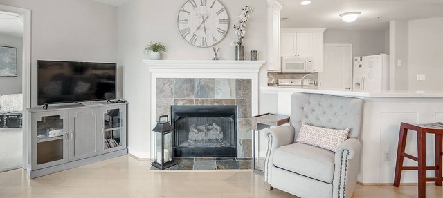 Lake Norman Luxury Waterfront 3rd floor Condo with Elevator, Pool, Tennis