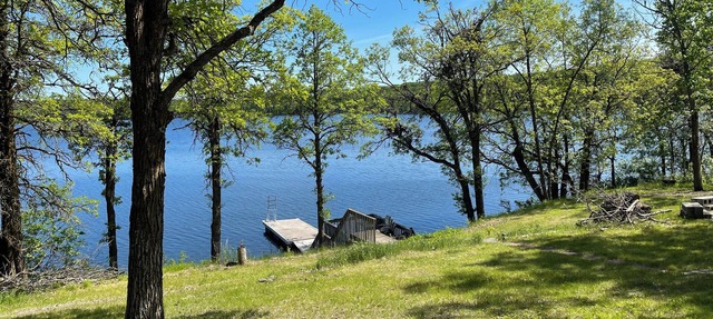 Lakefront drive up cottage, private dock and hot-tub room