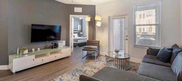 Landing | Stunning 2BD, Gym, Pool