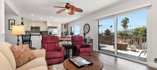 Lantern District condo. Huge private view deck. All on one level. Walk to harbor