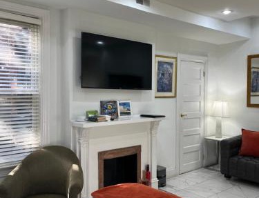 Large DUPLEX Apt 2Bdrm 1Den-Metro