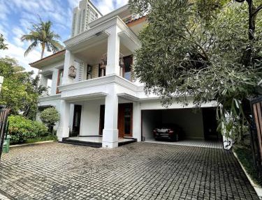 Large Garden Oasis Home in Kemang