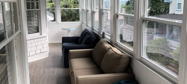Large Oceanside Apartment. Walk to the beach and many restaurants. Pet Friendly