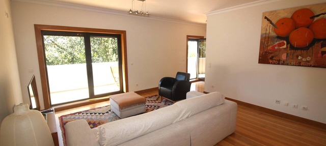 Large Penthouse with Terrace near Gulbenkian