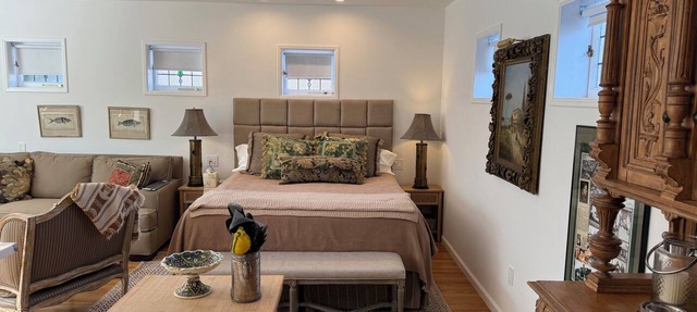 Large Studio in heart of La jolla w/AC and huge yard. Waling distance to all
