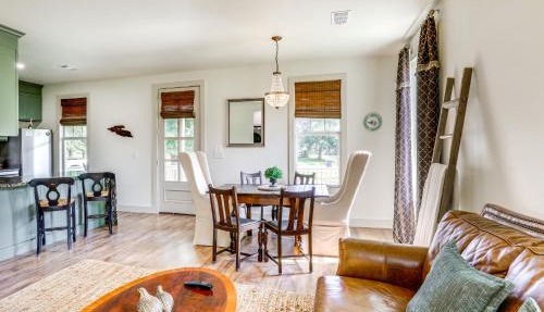 Large Yard: 'Pascagoula Peach' Home in Baton Rouge