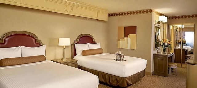 Las Vegas Nightlife Experiences At Your Doorstep! 2 Affordable Units Near Strip!