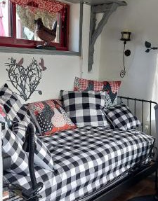 Le "GRAND VOYEUX" STUDIO cosy, avec MEZZANINE - Gîte Indépendant de plain pied avec jardin, barbecue braséro Parking Wifi Netflix
