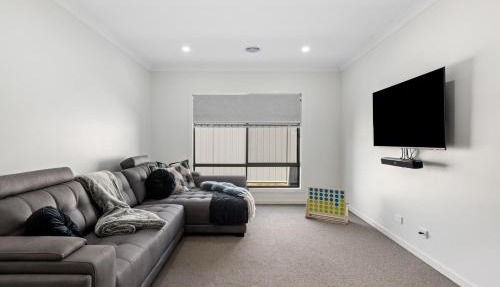 Leneva Spacious & Stylish Stay
