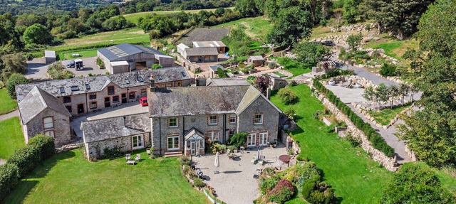 Linscott Farmhouse - Boutique retreat with hot tub and natural pool