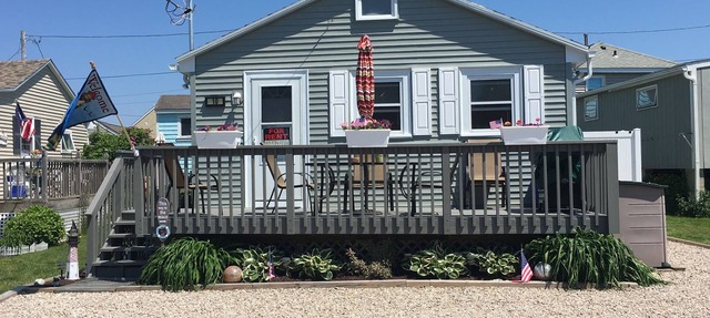 *LOCATION* 2 Min Walk To Private Beach In Breakwater Village/Pt Judith