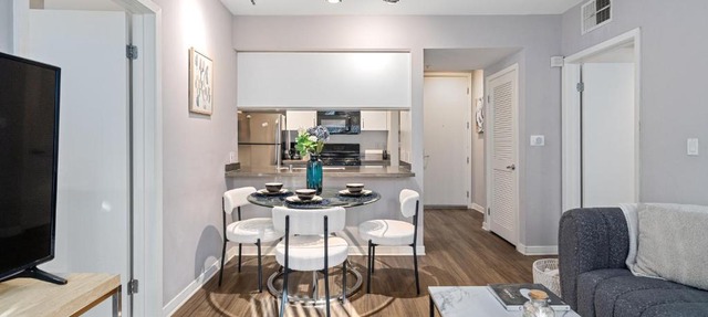 Location Walk to the beach Chic Condo!