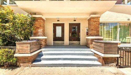 Long Beach 2BR and 1BA Charming Condo Near Alamitos Beach, Marina, Cafes & Shops