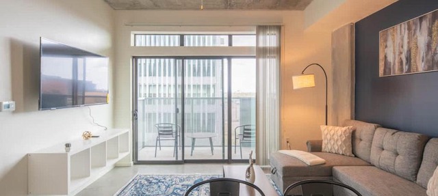 Lovely 1BD - Central Downtown - Gym, Pool, Parking