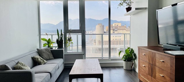 Lovely 2BD condo with amazing views + free parking