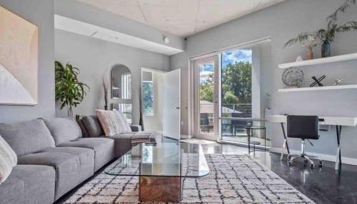 Lovely 2Bdrm 2Bath Thorton Park Condo with secure parking