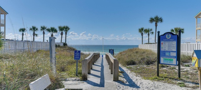 Lovely Destin Condo w/Pool Access: Walk to Beach!