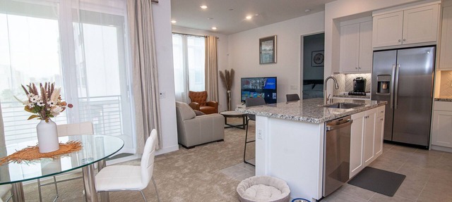 Lux new 2 bedroom condo 1 minute from Six Flags.