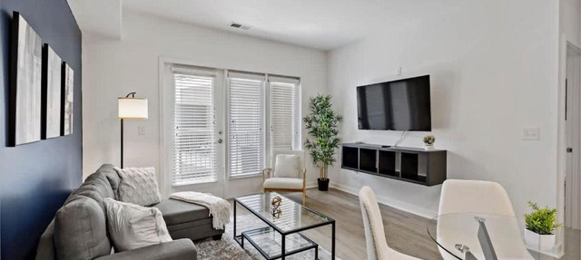 LUXE 1BD - 5 Min DT, Gym, Parking, W-D - Sleeps 6