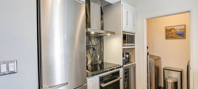 Luxe Long Beach Condo w/Pool: 1 Mi to Shoreline!