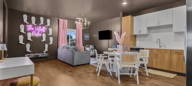 Luxe stay in Downtown Nashville, walkable to Broadway-The Velvet Rodeo
