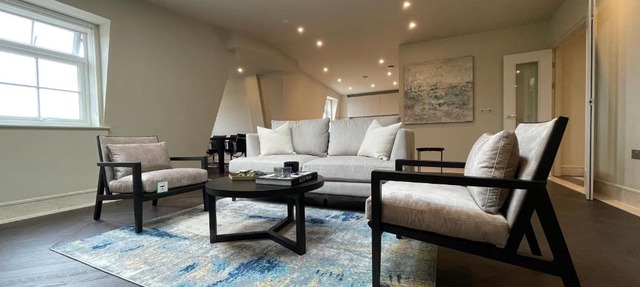 luxurious, 2 bed, 2 bath penthouse apartment in highly desirable Chigwell CHCL F8