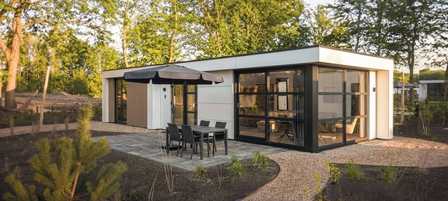 Luxurious and sustainable 4-person holiday villas with high windows, completely gas-free and equipped with solar panels. Enjoy a stylish living room, luxury kitchen, two comfortable bedrooms and a spacious bathroom with rain shower. Including made be