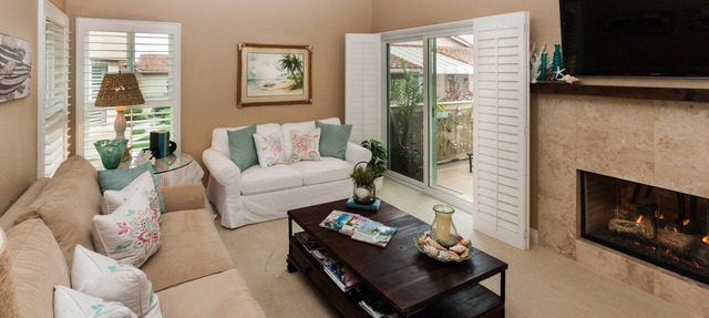 LUXURIOUS DESIGNER CONDO, WALK TO THE BEACH!