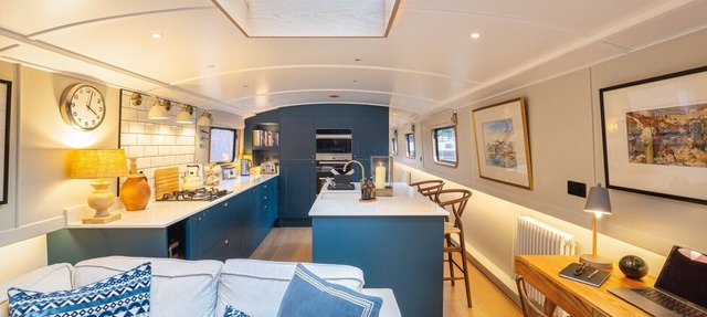 Luxurious houseboat in London
