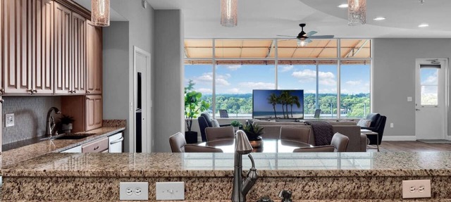 Luxurious Penthouse with 2/2 and large patio