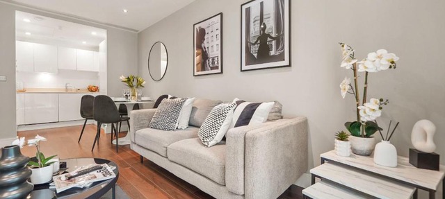 Luxury 1 bed flat, minutes from Canary Wharf and South Quay Station