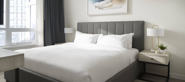 Luxury 1-BR Suite in Seattle: Pools, Fitness, Balcony & Full Amenities!