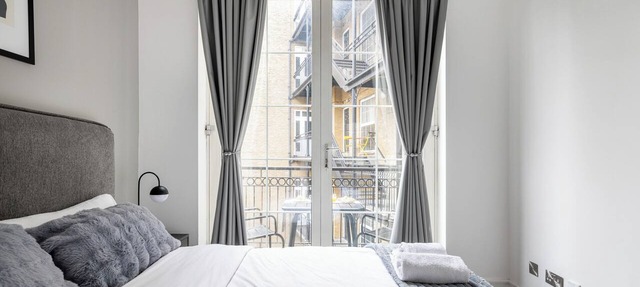 Luxury 2 Bedroom Apartment near London Bridge Sleeps 6 Tube Across Street