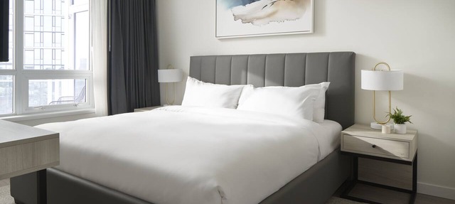 Luxury 2-BR Suite in South Lake Union: Pools, Gym, Kitchen, & Balcony
