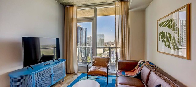 Luxury 28th Flr Luxe Condo, Balcony Views, Dog-Friendly