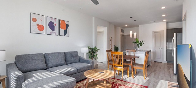 Luxury 2BD/2BA Next to Airport 3689