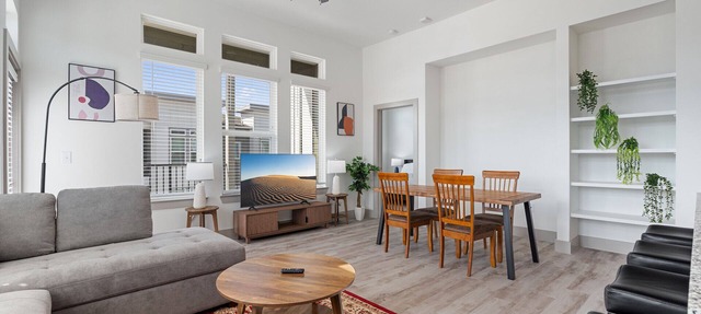 Luxury 2BD/2BA Next to Airport 0838