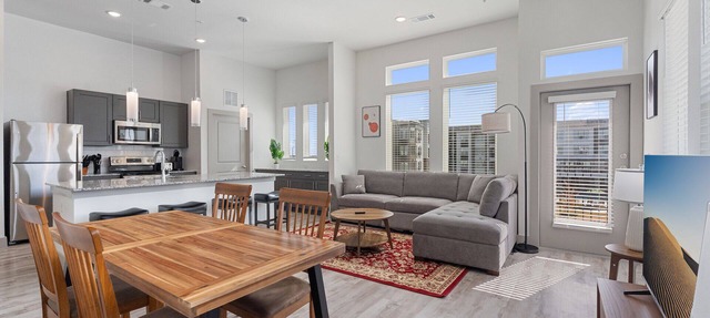 Luxury 2BD/2BA Next to Airport 9193