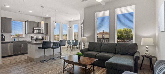 Luxury 2BD/2BA Next to Airport z12g