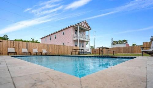 Luxury 4BD with Pool and off street parking