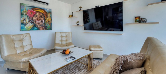 Luxury Airport Penthouse 4 BD 3 BA + Rooftop Pool