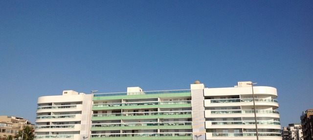 Luxury apartment in a condominium across from Praia do Forte beach - Cabo Frio.