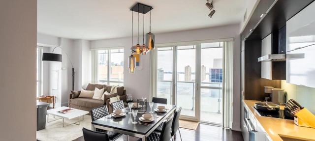 Luxury Condo with Pool, CN Tower View, Gym, Workspace