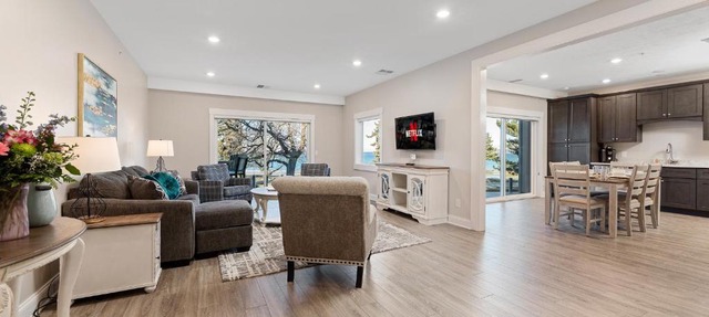 Luxury Downtown 2BDR Lake View Penthouse Condo steps to Beach 303E